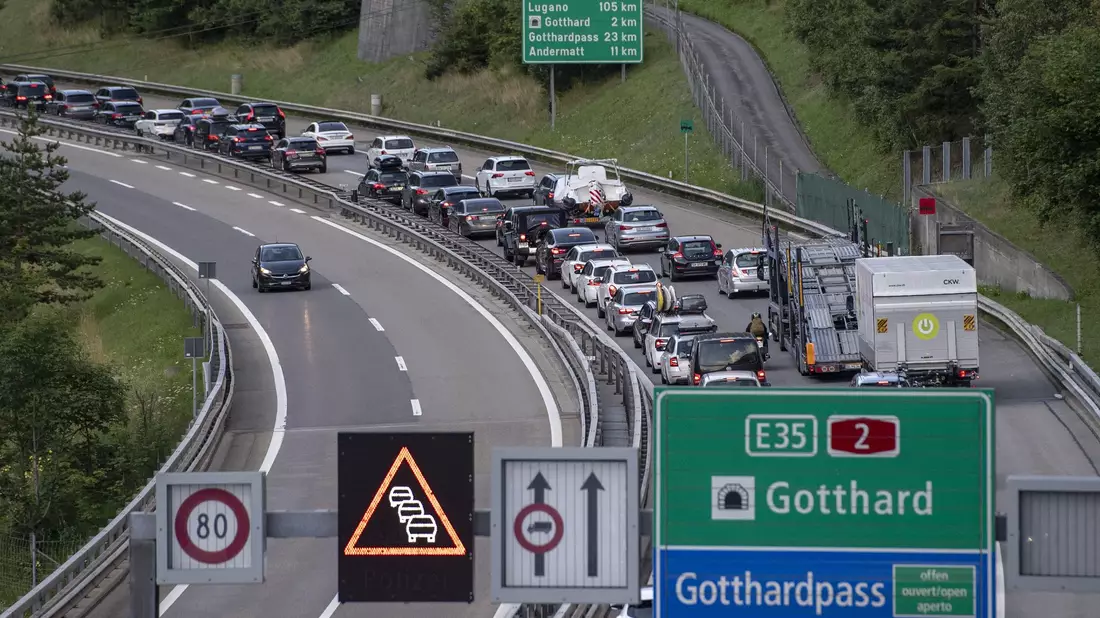 Keine extra-Gebühren: Die Durchfahrt durch den Gotthard-Straßentunnel ist umsonst. (Archivbild) - Bild: Urs Flueeler/KEYSTONE/dpa