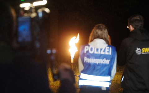 Das restliche Gas aus den Leitungen wurde in der Nacht rund um die Unfallstelle geleert. Es wurde über eine Fackel abgebrannt. - Foto: Sebastian Willnow/dpa