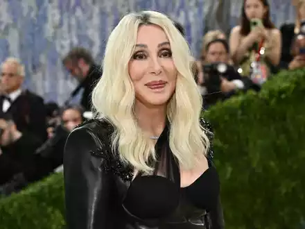 «Es gibt 20 Jahre alte Mädels, die nicht das können, was ich kann», sagt Cher über sich. Kürzlich nahm sie an der Met Gala 2026 teil. (Archivbild) - Foto: Evan Agostini/Invision/AP/dpa