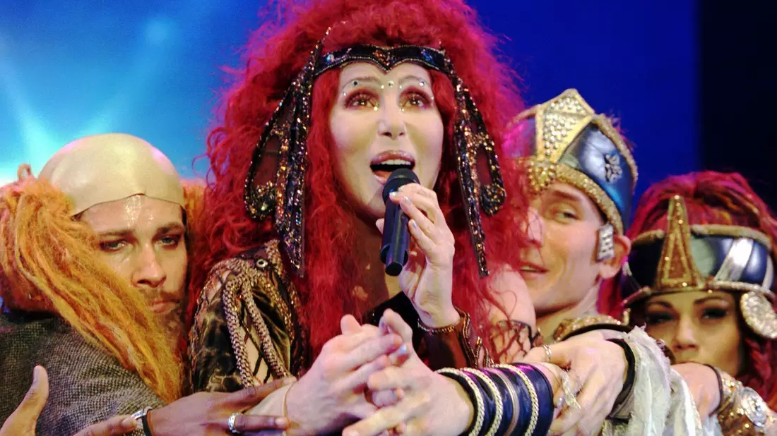 Cher ist bekannt für ihre Kostüme. (Archivbild) - Bild: Stefan Hesse/dpa