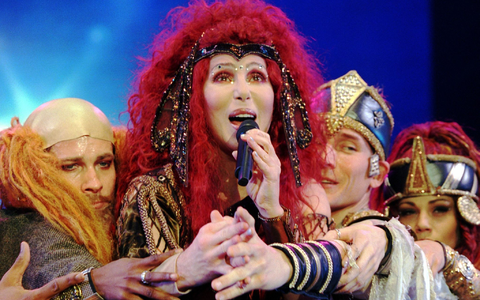 Cher ist bekannt für ihre Kostüme. (Archivbild) - Foto: Stefan Hesse/dpa