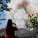 Die Feuerwehr macht Fortschritte bei der Brandbekämpfung.  - Foto: Caroline Brehman/FR172323 AP/AP/dpa