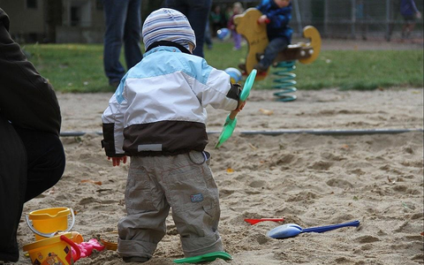 Kleinkind auf Spielplatz (Archiv) - Foto: via dts Nachrichtenagentur