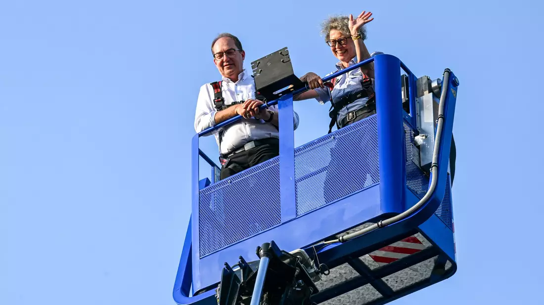Im vergangenen Sommer ließ sich Bundesinnenminister Alexander Dobrindt (CSU) in Quedlinburg unter anderem zeigen, wie Ehrenamtliche des THW mit schwerem Gerät bei der Bergung von Menschen aus eingestürzten Gebäuden helfen können. (Archivbild) - Bild: Hendrik Schmidt/dpa