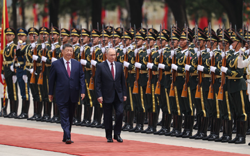Kurz nach Donald Trump wird auch der russische Präsident Wladimir Putin in Peking empfangen. - Foto: Maxim Shemetov/Pool Reuters/AP/dpa