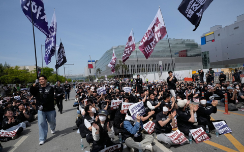 Mitglieder der Gewerkschaft von Samsung Electronics demonstrieren im April vor dem Computerchip-Komplex des Unternehmens im südkoreanischen Pyeongtaek für höhere Prämien. - Foto: Ahn Young-joon/AP/dpa