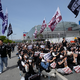 Mitglieder der Gewerkschaft von Samsung Electronics demonstrieren im April vor dem Computerchip-Komplex des Unternehmens im südkoreanischen Pyeongtaek für höhere Prämien. - Foto: Ahn Young-joon/AP/dpa