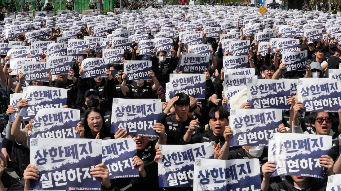 «Entfernt die Obergrenzen für Boni» fordern Mitarbeiter von Samsung während einer Kundgebung im April. - Bild: Ahn Young-joon/AP/dpa