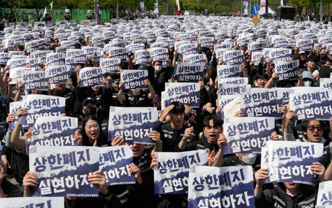 «Entfernt die Obergrenzen für Boni» fordern Mitarbeiter von Samsung während einer Kundgebung im April. - Foto: Ahn Young-joon/AP/dpa