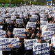 «Entfernt die Obergrenzen für Boni» fordern Mitarbeiter von Samsung während einer Kundgebung im April. - Foto: Ahn Young-joon/AP/dpa