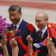 Mit Blumen und Fähnchen empfingen chinesische Kinder den Gast aus Moskau.  - Foto: Maxim Shemetov/Pool Reuters/AP/dpa