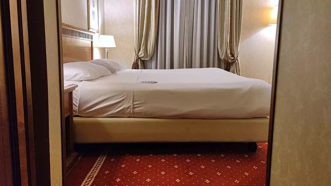 Bett in einem Hotelzimmer (Archiv) - Bild: via dts Nachrichtenagentur