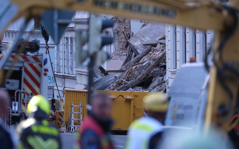 Die Helfer suchen nach dem Hauseinsturz in Görlitz noch immer nach Vermissten. - Foto: Sebastian Willnow/dpa