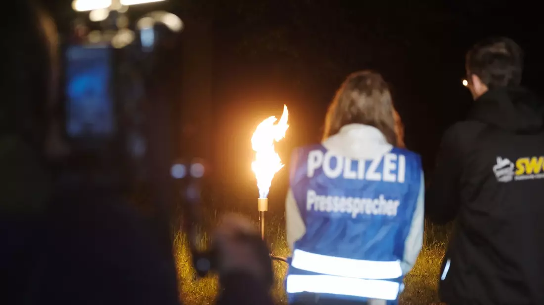 Das Gas wurde mit Hilfe einer Fackel abgefackelt. Mittlerweile sind die Leitungen leer und die Fackel erloschen. - Bild: Sebastian Willnow/dpa