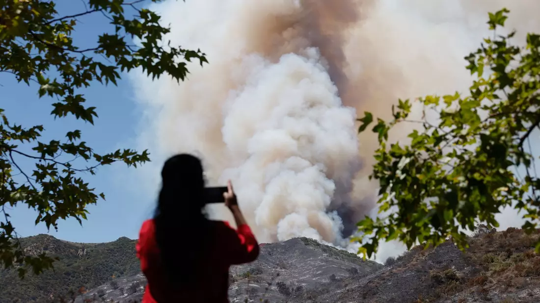 Die Feuerwehr kämpft gegen mehrere Brände im Süden Kaliforniens. - Bild: Caroline Brehman/FR172323 AP/AP/dpa