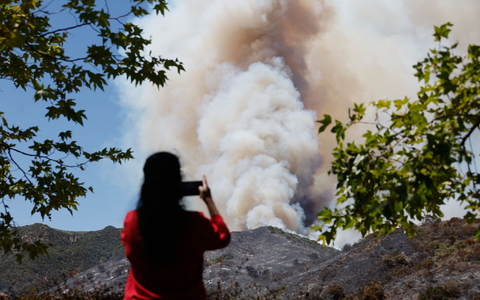 Die Feuerwehr kämpft gegen mehrere Brände im Süden Kaliforniens. - Foto: Caroline Brehman/FR172323 AP/AP/dpa
