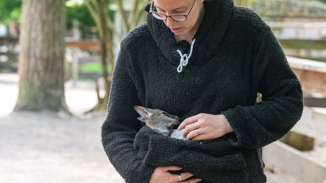 Tierpark-Chefin Nicole Hoffmeister kümmert sich rund um die Uhr um Elli. - Bild: Armin Weigel/dpa