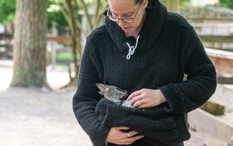 Tierpark-Chefin Nicole Hoffmeister kümmert sich rund um die Uhr um Elli. - Foto: Armin Weigel/dpa