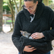 Tierpark-Chefin Nicole Hoffmeister kümmert sich rund um die Uhr um Elli. - Foto: Armin Weigel/dpa