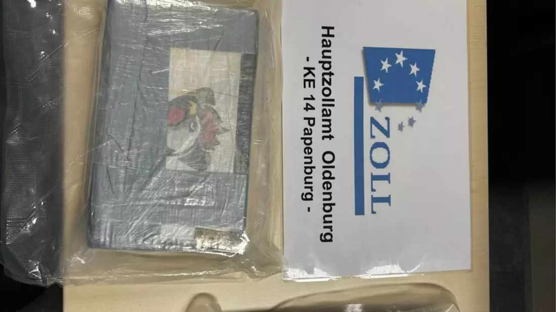 HZA-OL: Über 3 Kilogramm Kokain fand der Zoll aus Papenburg in einem PKW in Rhede bei einem 30-jährigen Mann aus dem Landkreis Wesermarsch. - Bild: presseportal.de