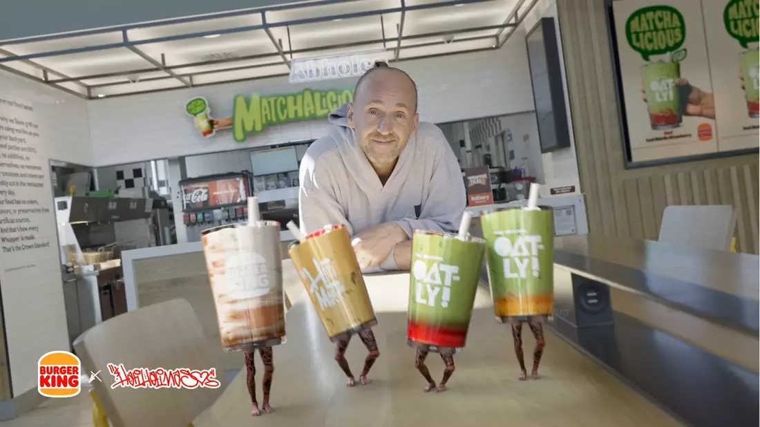 Matchalicious bei Burger King® Deutschland/ Hati Hati Mas setzt den Oatly Iced Matcha Strawberry zum Start der Sommerdrinks in Szene - Bild: presseportal.de