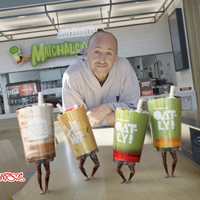 Matchalicious bei Burger King® Deutschland/ Hati Hati Mas setzt den Oatly Iced Matcha Strawberry zum Start der Sommerdrinks in Szene - Foto: presseportal.de