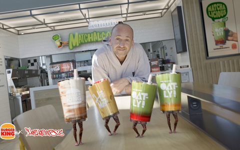 Matchalicious bei Burger King® Deutschland/ Hati Hati Mas setzt den Oatly Iced Matcha Strawberry zum Start der Sommerdrinks in Szene - Foto: presseportal.de