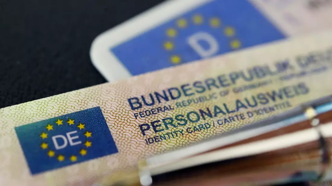 Den Gang zum Amt sollen sich Menschen ab 70 künftig sparen können, wenn ihr Ausweis abläuft. Sie sollen diesen einfach weiternutzen dürfen. (Symbolbild) - Bild: Marijan Murat/dpa