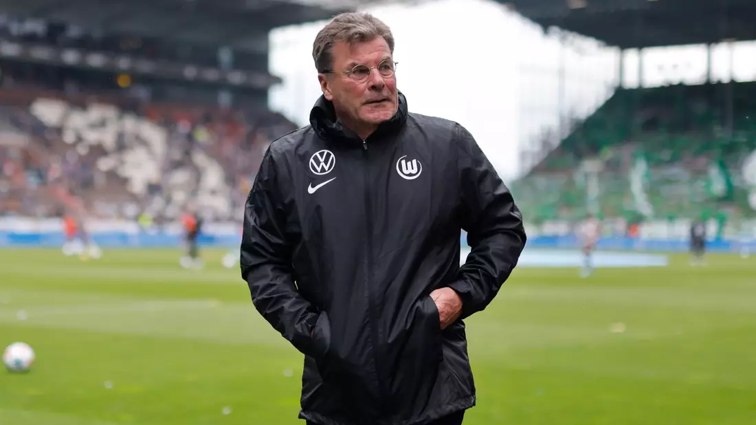 Trainer Dieter Hecking vom VfL Wolfsburg - Bild: Philipp Szyza/dpa