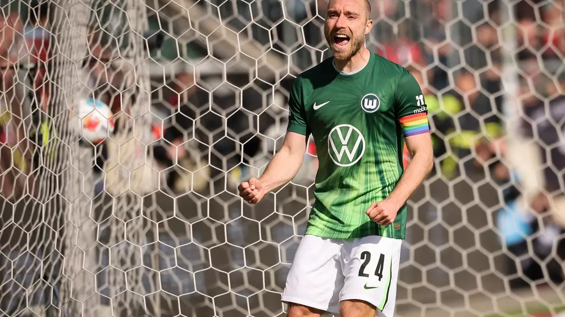 Von seinem Trainer überzeugt: Wolfsburgs Star Christian Eriksen.  - Bild: Christian Charisius/dpa