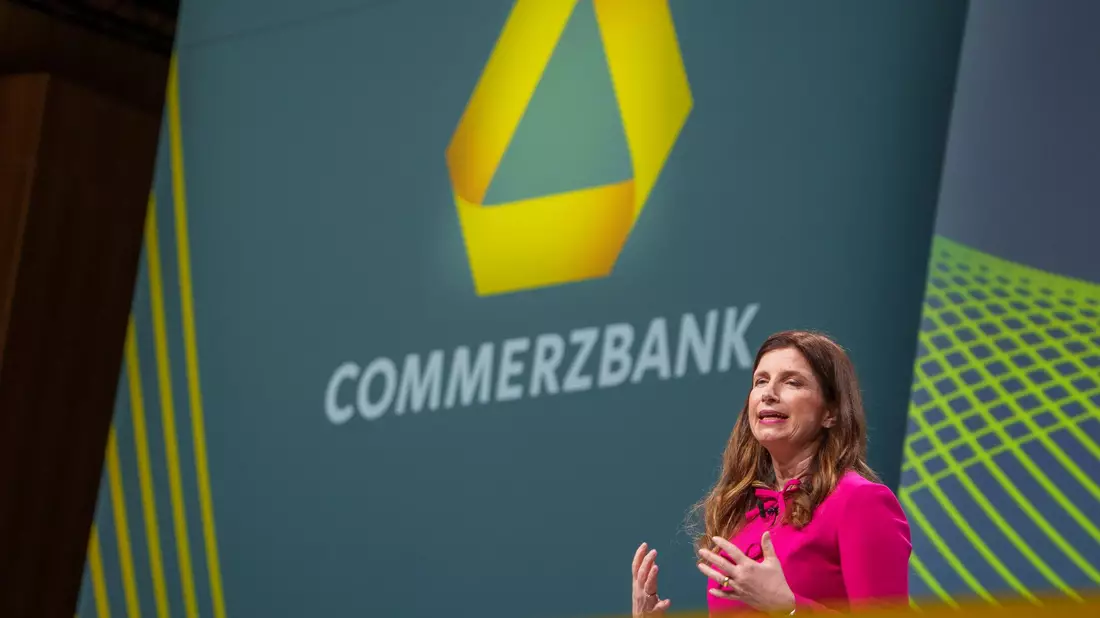 Kämpft um die Eigenständigkeit der Commerzbank: Konzernchefin Bettina Orlopp. - Bild: Andreas Arnold/dpa