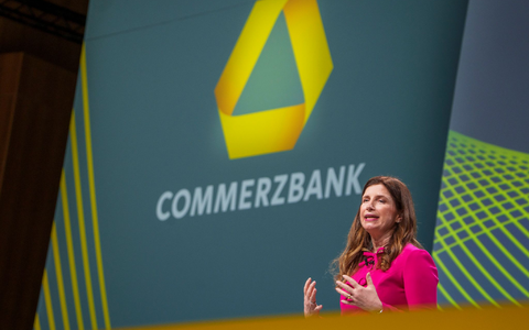 Kämpft um die Eigenständigkeit der Commerzbank: Konzernchefin Bettina Orlopp. - Foto: Andreas Arnold/dpa