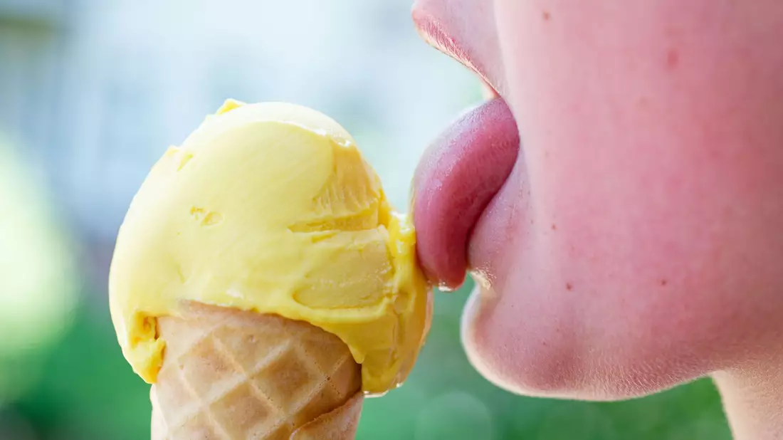 Schlangen vor Eisdielen - damit muss am Wochenende gerechnet werden.  (Archivbild) - Bild: Uwe Anspach/dpa