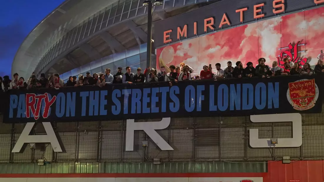 Arsenal-Fans zeigen nach dem Titelgewinn ein Banner am Stadion: «Party auf Londons Straßen» - Bild: Alberto Pezzali/AP/dpa