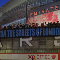 Arsenal-Fans zeigen nach dem Titelgewinn ein Banner am Stadion: «Party auf Londons Straßen» - Foto: Alberto Pezzali/AP/dpa