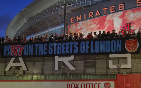 Arsenal-Fans zeigen nach dem Titelgewinn ein Banner am Stadion: «Party auf Londons Straßen» - Foto: Alberto Pezzali/AP/dpa