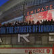 Arsenal-Fans zeigen nach dem Titelgewinn ein Banner am Stadion: «Party auf Londons Straßen» - Foto: Alberto Pezzali/AP/dpa