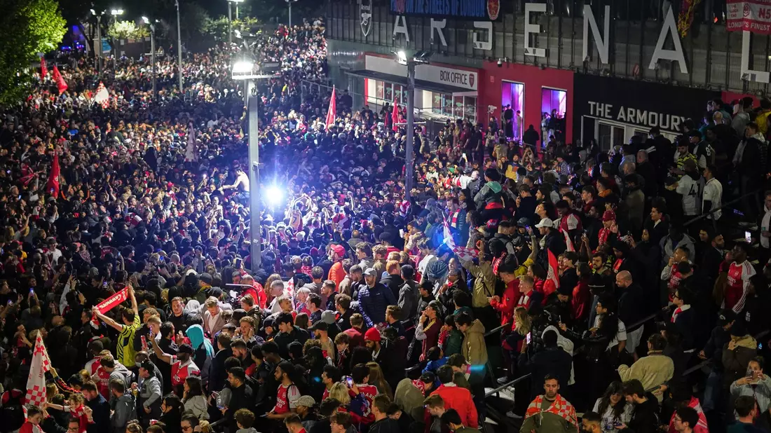 Nach dem Gewinn der Meisterschaft feierten Tausende Arsenal-Fans bis in die Morgenstunden am Stadion. - Bild: Alberto Pezzali/AP/dpa