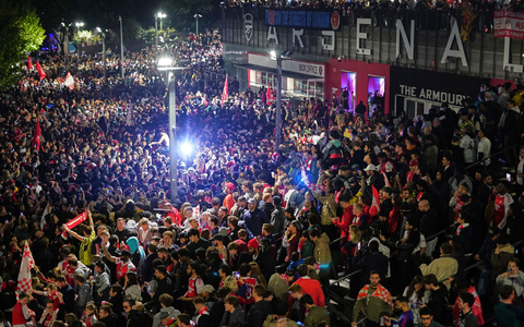 Nach dem Gewinn der Meisterschaft feierten Tausende Arsenal-Fans bis in die Morgenstunden am Stadion. - Foto: Alberto Pezzali/AP/dpa