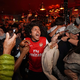 Arsenal-Anhänger feiern in einem Pub in der Nähe des Arsenal-Stadions, nachdem die Fußballmannschaft des FC Arsenal den Titel in der Premier League gewonnen hat. - Foto: Alberto Pezzali/AP/dpa