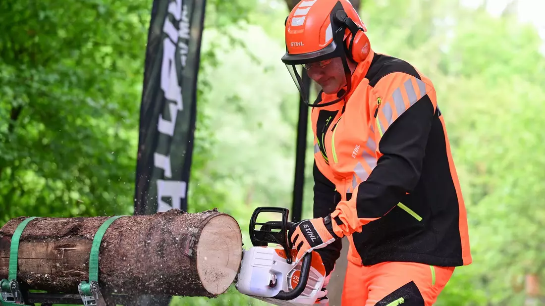Der Absatz von Stihl-Akkugeräten war zuletzt gewachsen. Vorstands-Chef Traub sägt bei der Bilanz-Pressekonferenz mit einer neuen Stihl-Akkusäge einen Baumstamm. - Bild: Bernd Weißbrod/dpa