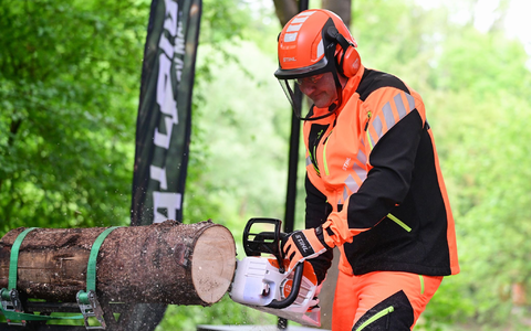 Der Absatz von Stihl-Akkugeräten war zuletzt gewachsen. Vorstands-Chef Traub sägt bei der Bilanz-Pressekonferenz mit einer neuen Stihl-Akkusäge einen Baumstamm. - Foto: Bernd Weißbrod/dpa