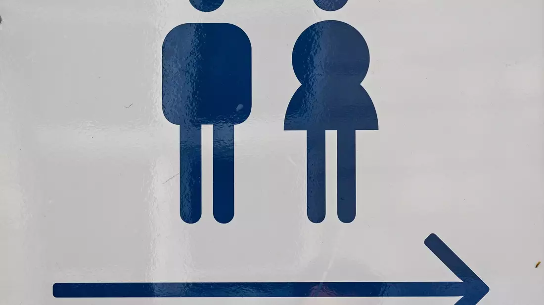 In vielen Schulen sind die Toiletten verschmutzt, beschädigt und unhygienisch - was viele Kinder davon abhält, sie zu benutzen. - Bild: Jens Kalaene/dpa