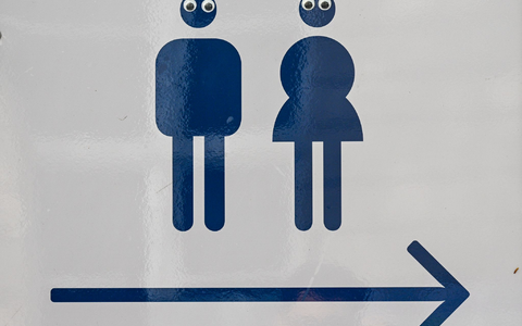 In vielen Schulen sind die Toiletten verschmutzt, beschädigt und unhygienisch - was viele Kinder davon abhält, sie zu benutzen. - Foto: Jens Kalaene/dpa