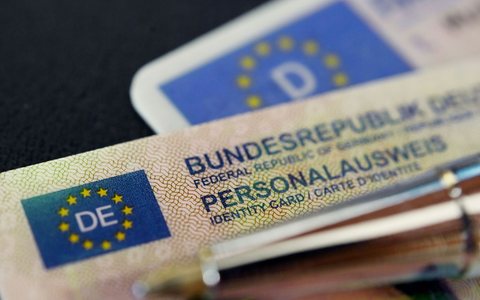 Den Gang zum Amt sollen sich ältere Menschen künftig sparen können, wenn ihr Ausweis abgelaufen ist. Sie sollen diesen einfach weiter nutzen dürfen. (Symbolbild) - Foto: Marijan Murat/dpa