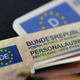 Den Gang zum Amt sollen sich ältere Menschen künftig sparen können, wenn ihr Ausweis abgelaufen ist. Sie sollen diesen einfach weiter nutzen dürfen. (Symbolbild) - Foto: Marijan Murat/dpa