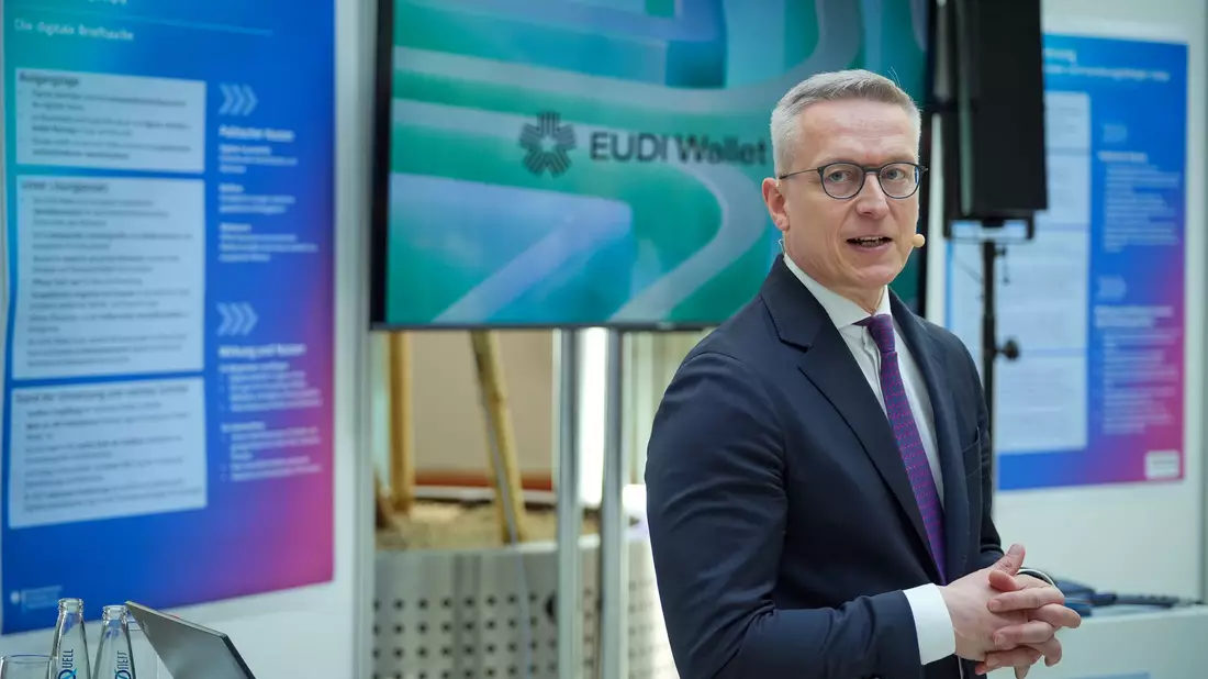 Digitalminister Karsten Wildberger (CDU) ist verantwortlich für die Einführung der EUDI-Wallet in Deutschland. Er hat sich auf das Startdatum 2. Januar festgelegt. (Archivbild) - Bild: Soeren Stache/dpa