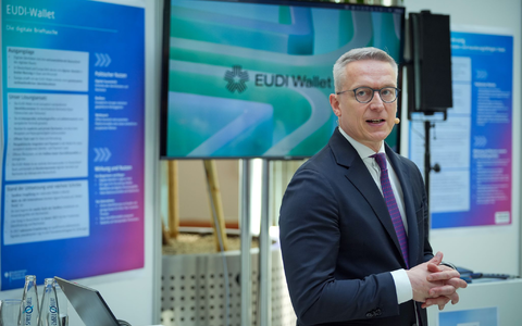 Digitalminister Karsten Wildberger (CDU) ist verantwortlich für die Einführung der EUDI-Wallet in Deutschland. Er hat sich auf das Startdatum 2. Januar festgelegt. (Archivbild) - Foto: Soeren Stache/dpa