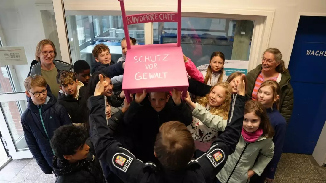 POL-KI: 260520.2 Kiel: Bunte Stühle für starke Kinderrechte - Viertklässler der Toni-Jensen-Grundschule übergeben der Polizeistation Dietrichsdorf einen Kinderrechtestuhl - Bild: presseportal.de