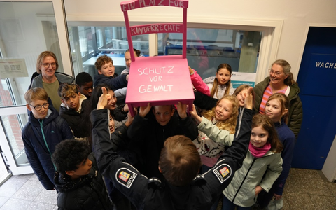 POL-KI: 260520.2 Kiel: Bunte Stühle für starke Kinderrechte - Viertklässler der Toni-Jensen-Grundschule übergeben der Polizeistation Dietrichsdorf einen Kinderrechtestuhl - Foto: presseportal.de